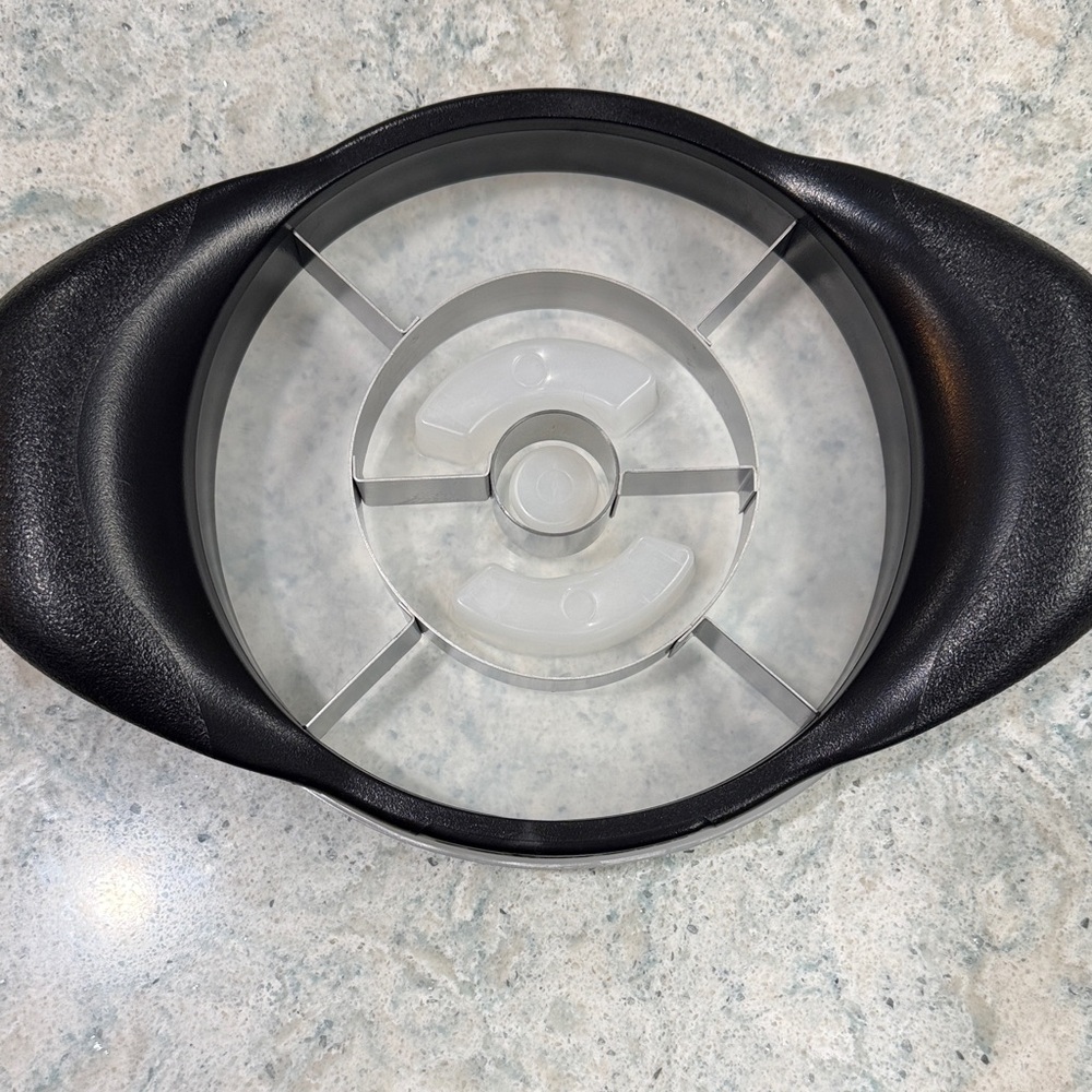 The Pampered Chef Black Pineapple Corer and Slicer